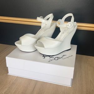Alice and Olivia white wedges 38.5